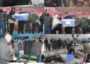 DC Ganderbal distributes Ice Boxes to Fishermen and Fish Farmers under JKCIP