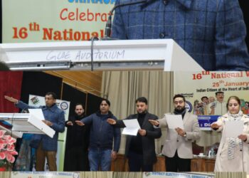 Div Com Kashmir, DC Srinagar felicitate BLOs, distribute EPICs among newly enrolled voters