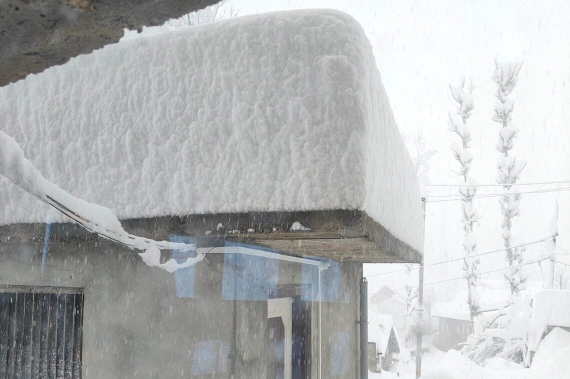 Intense snowstorm batters Kashmir, several areas receive up to five feet of snow in 15 hours Intense snowstorm batters Kashmir, several areas receive up to five feet of snow in 15 hours