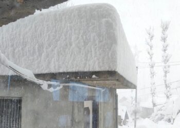Intense snowstorm batters Kashmir, several areas receive up to five feet of snow in 15 hours