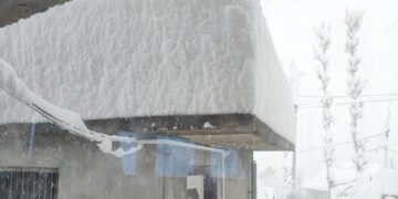 Intense snowstorm batters Kashmir, several areas receive up to five feet of snow in 15 hours Intense snowstorm batters Kashmir, several areas receive up to five feet of snow in 15 hours