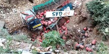 Slippery road causes LPG cylinder truck to fall into gorge near Nagrota, driver critical Slippery road causes LPG cylinder truck to fall into gorge near Nagrota, driver critical