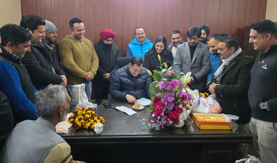 VLW delegation meets Javid Dar; expresses gratitude for pay upgradation