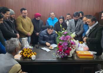 VLW delegation meets Javid Dar; expresses gratitude for pay upgradation