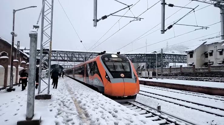Smooth Rail Operations Resume After Snowfall, Vande Bharat Reaches Qazigund Smooth Rail Operations Resume After Snowfall, Vande Bharat Reaches Qazigund