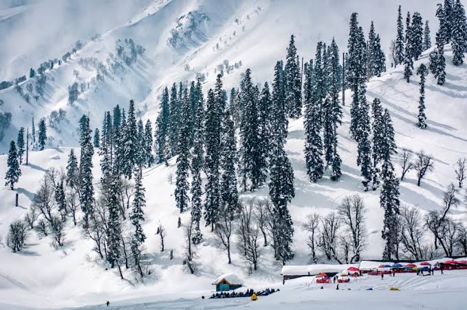 Locals rescue tourists after cab accident in Gulmarg, no casualties Locals rescue tourists after cab accident in Gulmarg, no casualties