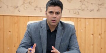 DC Anantnag reviews Traffic Regulation with Officers, Traders & Transporters