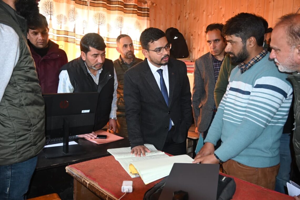DC Kulgam visits Yaripora, reviews functioning of Government Offices