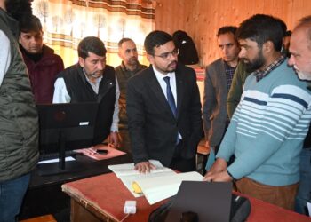 DC Kulgam visits Yaripora, reviews functioning of Government Offices