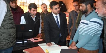 DC Kulgam visits Yaripora, reviews functioning of Government Offices DC Kulgam visits Yaripora, reviews functioning of Government Offices