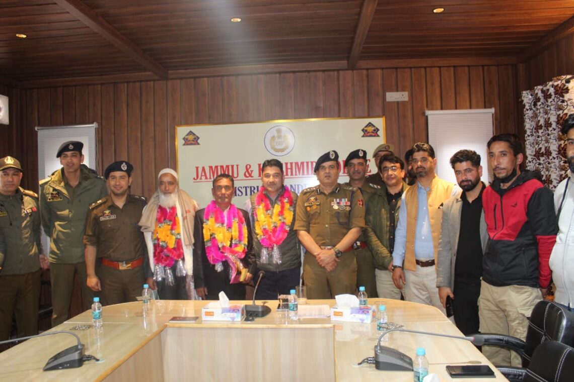 GANDERBAL POLICE ACCORDS WARM SEND-OFF TO 03 POLICE PERSONEL ON THEIR SUPERANNUATION AT DPO GANDERBAL GANDERBAL POLICE ACCORDS WARM SEND-OFF TO 03 POLICE PERSONEL ON THEIR SUPERANNUATION AT DPO GANDERBAL