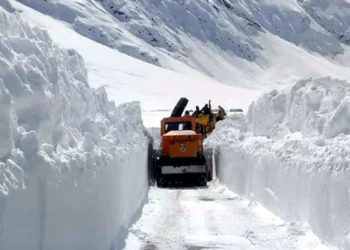 Zojila, Sonamarg Receive Fresh Snow, Authorities Monitor Road Conditions