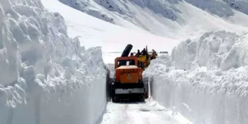 Zojila, Sonamarg Receive Fresh Snow, Authorities Monitor Road Conditions