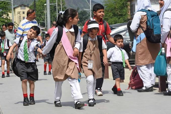 Govt notifies new timing for Kashmir schools Govt notifies new timing for Kashmir schools