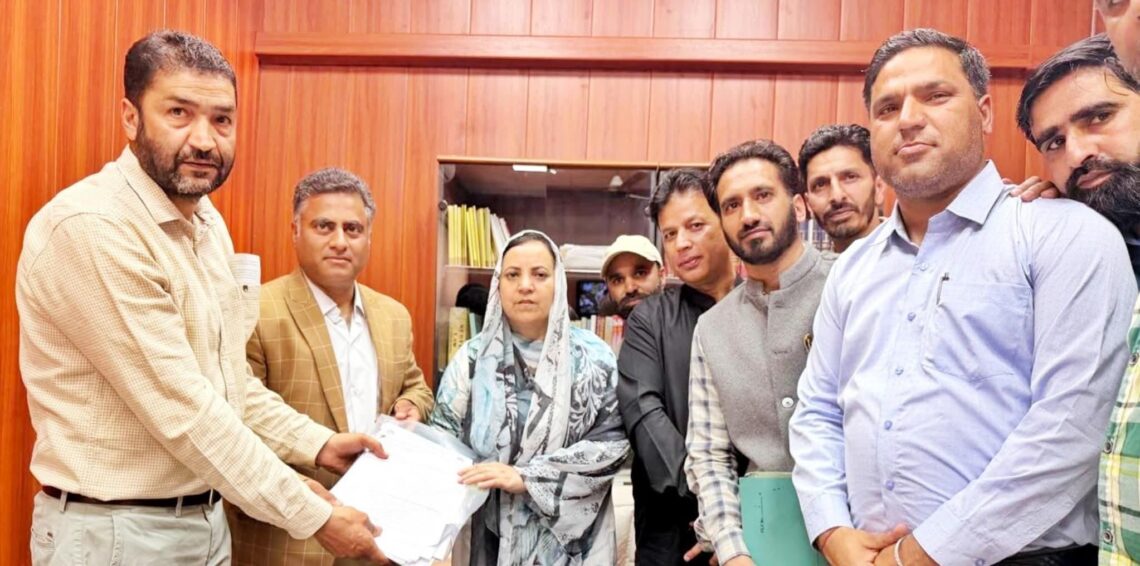 Sakeena Itoo interacts with representatives of NHM Employees Association, assures redressal of genuine grievances