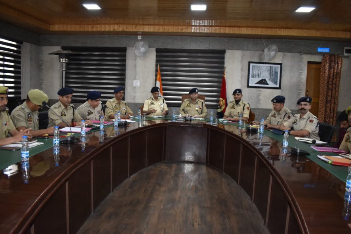 DIG NKR Baramulla visits Bandipora, Reviews crime & security Situation; Also conducted Operational review
