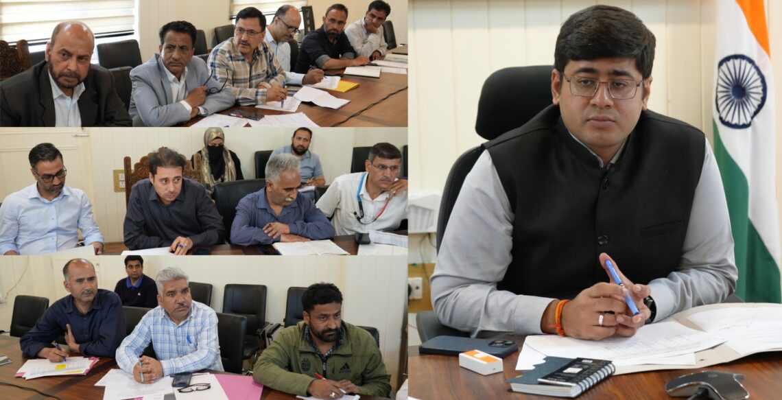 DC Ganderbal reviews progress under PM Surya Ghar scheme, directs time-bound disposal of pending cases