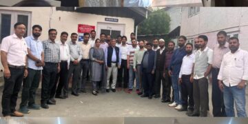JK Teachers Forum Baramulla, led by its District President Haji Farooq Hussain Dar, meets CEO Baramulla Mr Ghulam Nabi Najar Sahib, accords warm welcome to him, highlights various issues of employees